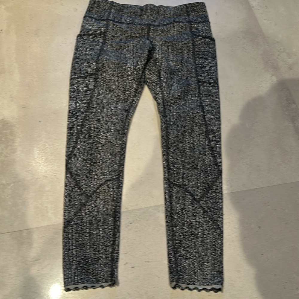 Lululemon leggings scalloped bottom 25 length side pockets size 8